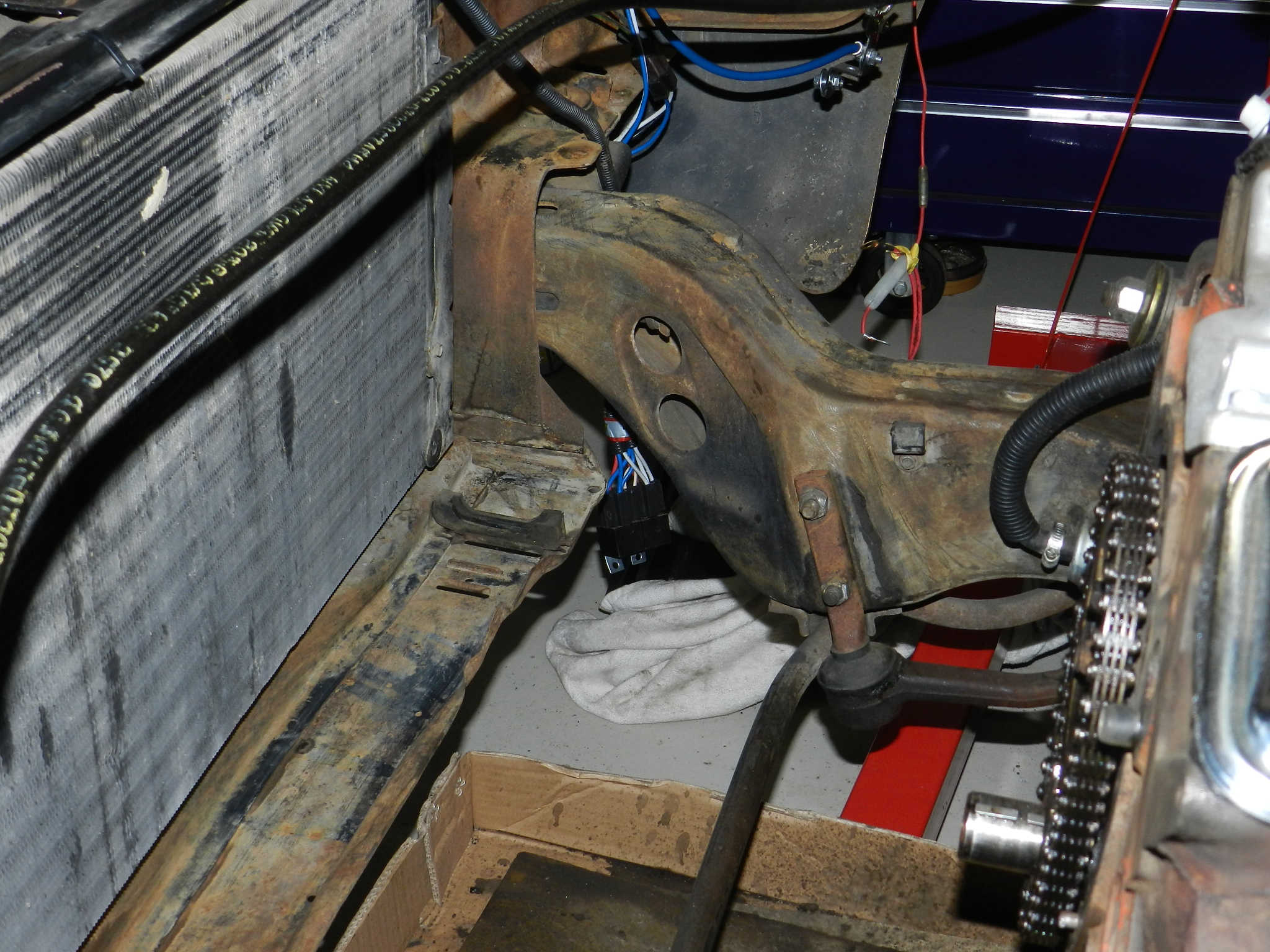シボレーエルカミーノ 不人気年式のエンジンルームをディテールアップ大作戦 その７ エンジンルーム内フレームの塗装 40歳から始める70年代アメ車生活